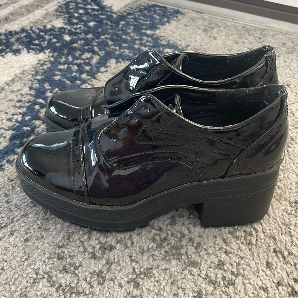 Black patant leather platform heel shoes size 6
